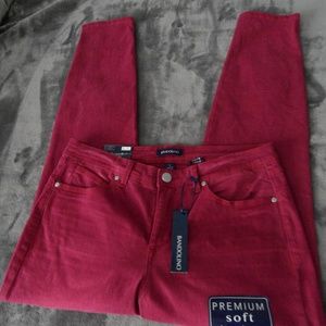 Bandolino Jeans Sz 12, Color Current Jam NWT
